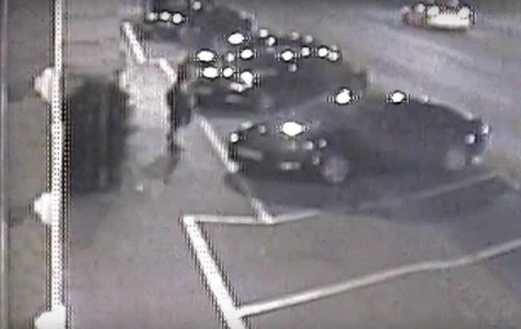 VIDEÓ: Józsefvárosi térfigyelő rögzítette, ahogy autót rongált. Keresi a rendőrség