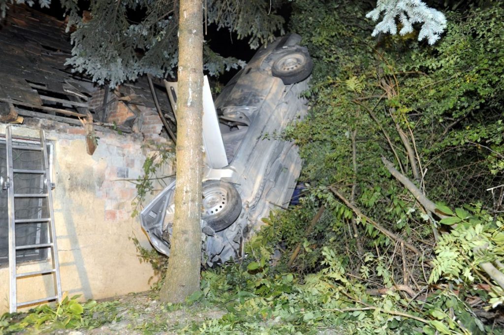 Fotók – Háztetőbe csapódott egy autó Óbudán, egy ember meghalt