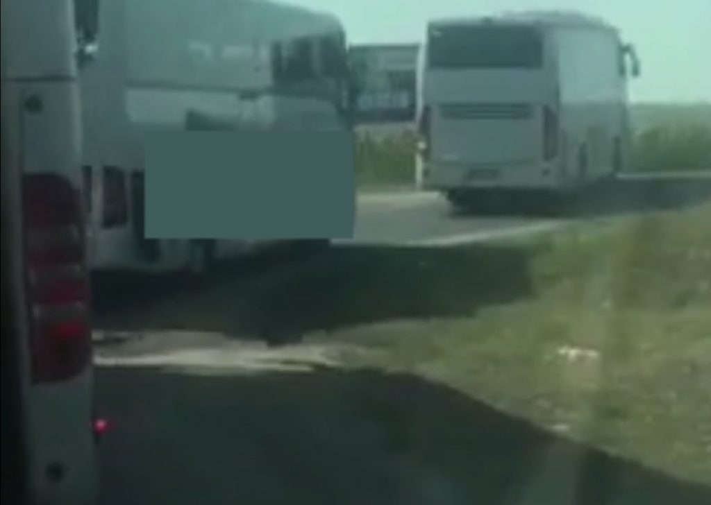 VIDEÓ: Az M1-es felújítása miatt, még a buszosok is tömegesen szabálytalankodnak