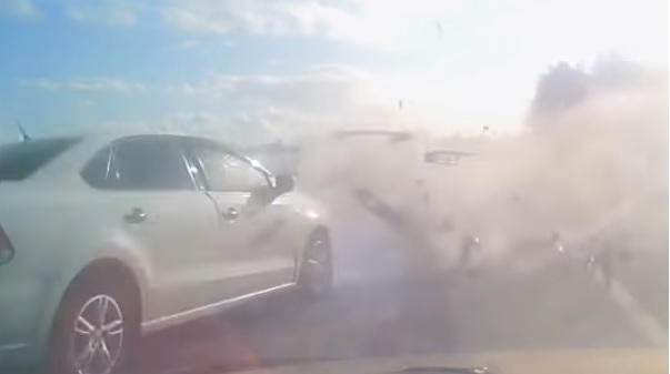 Videó – Egy pillanatra elaludt a sofőr, frontális karambol lett a vége