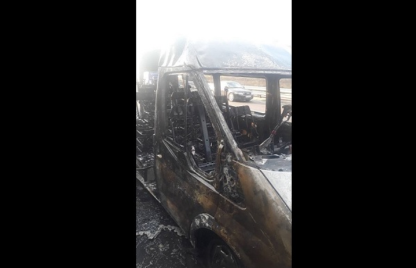 Fotók – Kigyulladt és teljes terjedelmében égett egy kisbusz a napokban az M5-ös autópályán
