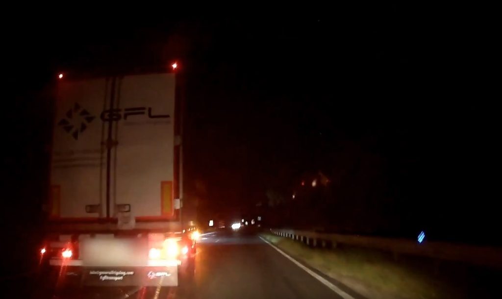 VIDEÓ: Kb. 90-ről, 20-ra, 5mp alatt lassulhatsz egy figyelmetlen kamionos miatt