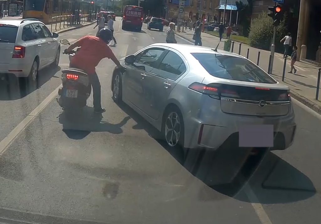 Amikor így viselkedtek egymással, azt jó látni. Főleg motoros kontra autós témában…