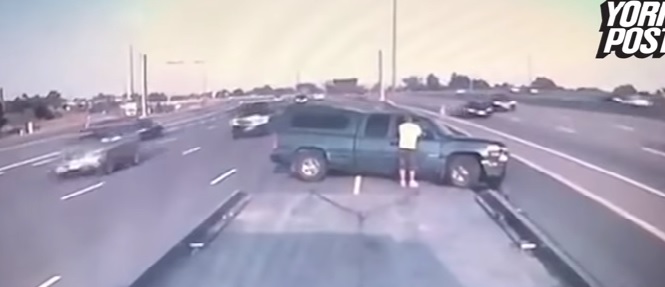Videó – Baleset után mozgásképtelenné vált autóba csapódott