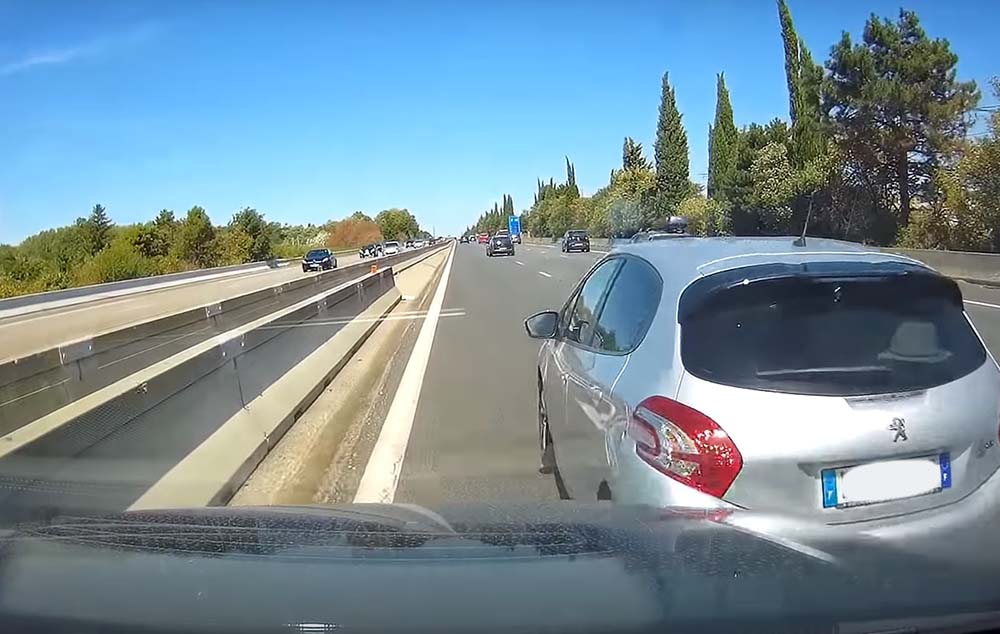 VIDEÓ: Ilyen nincs! Satufék a belső sávban autópályán…