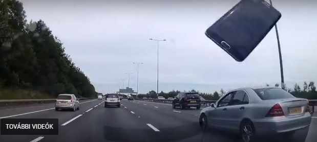 Videó – Sose találnád ki, mi “repült” az autónak az autópályán