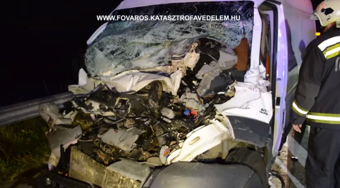 Videó – Kamion utánfutójába rohant egy kisteherautó kedden hajnalban az M0-s autóúton