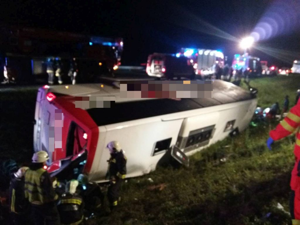 Fotók – 14 ember sérült meg az M1-esen a szombat éjjeli buszbalesetben