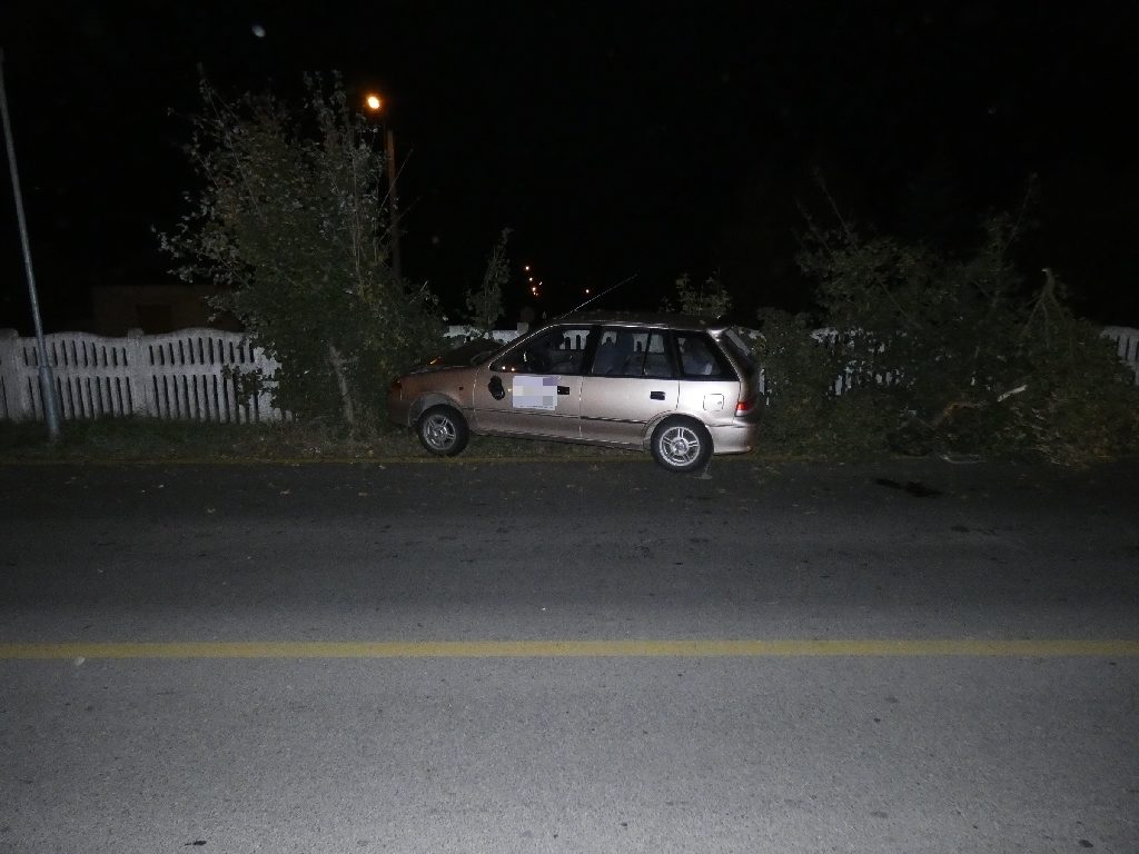 Fotók – Részegen beugrott a pizzafutár autójába majd kerítésnek hajtott