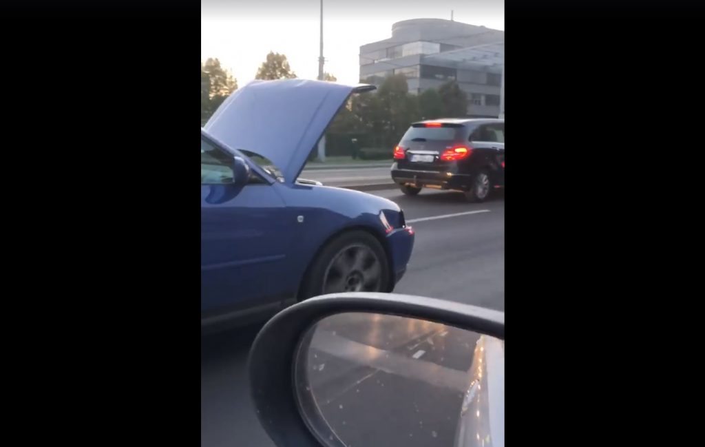 VIDEÓ – Dömsödi Gábor filmje: Főszerepben a nyitott motorháztetős Audi, a Hungárián