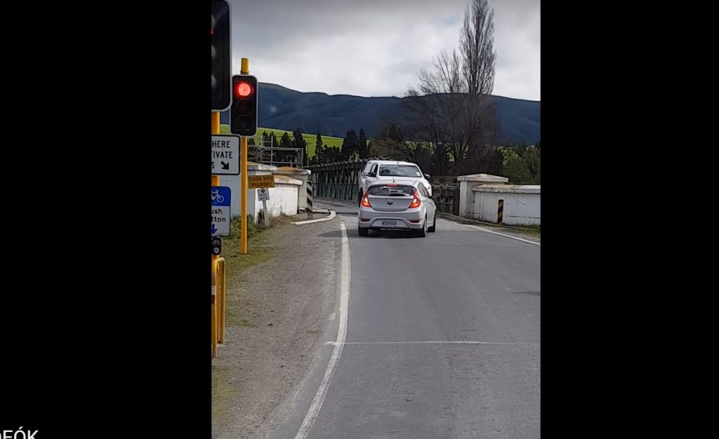 VIDEÓ: Elképesztően megszívta a piroson áthajtó sofőr, a saját ostobasága miatt