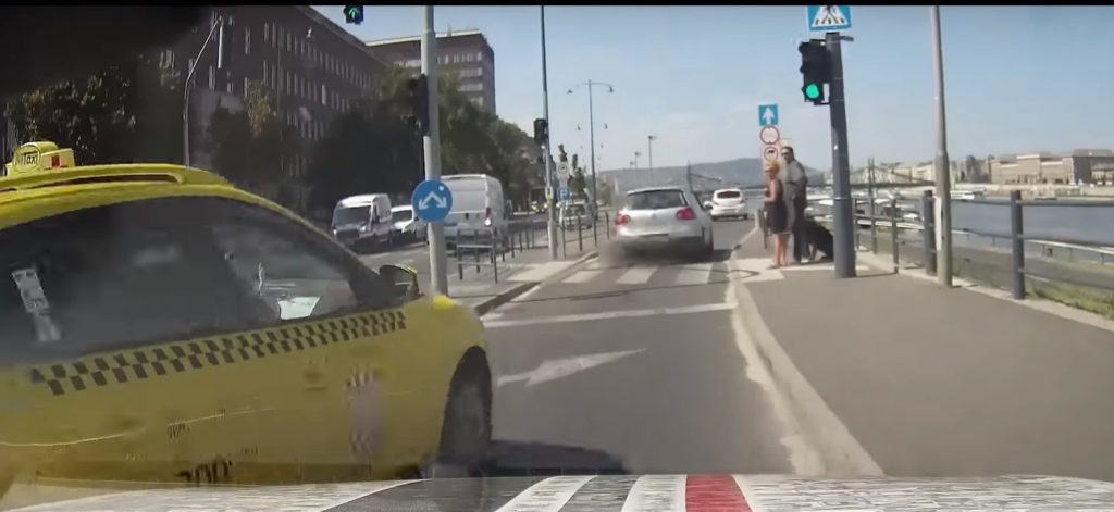 Nem, ez nem egy taxis, ez egy sofőr, aki miatt oda lett egy felni