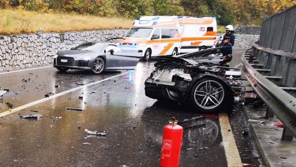 Szabályosan kettészakadt egy Audi az Alpokban