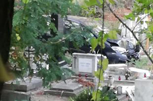 A Farkasréti temetőbe csapódott egy autó Budapesten
