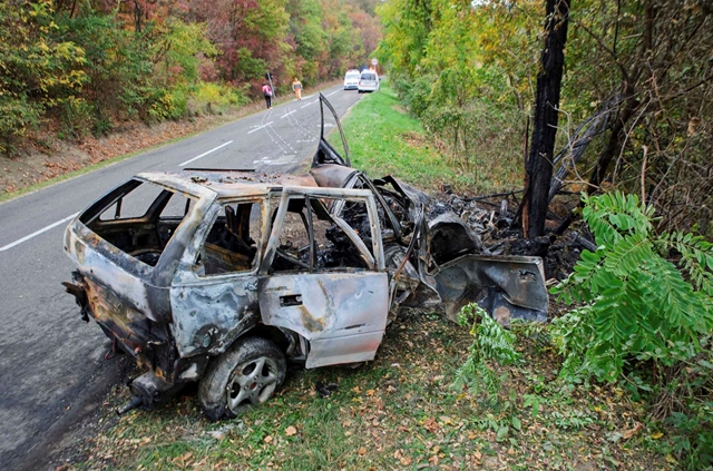 Fotók érkeztek – Kigyulladt egy fának hajtó kocsi, a sofőr életét vesztette