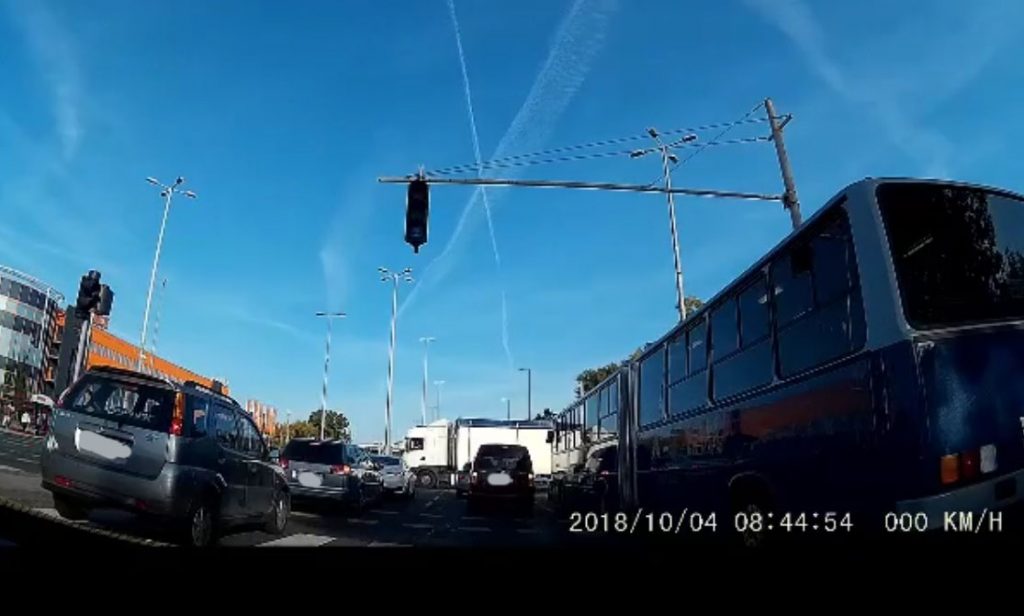 Videó: Mennyire idegesítő, mikor elállja az utad a kereszteződésben valaki?!…