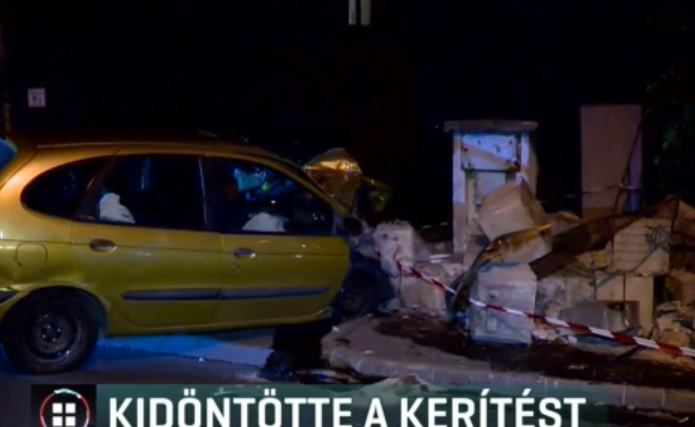 Videó – Egy budapest társasház kerítésébe csapódott egy autó az éjjel