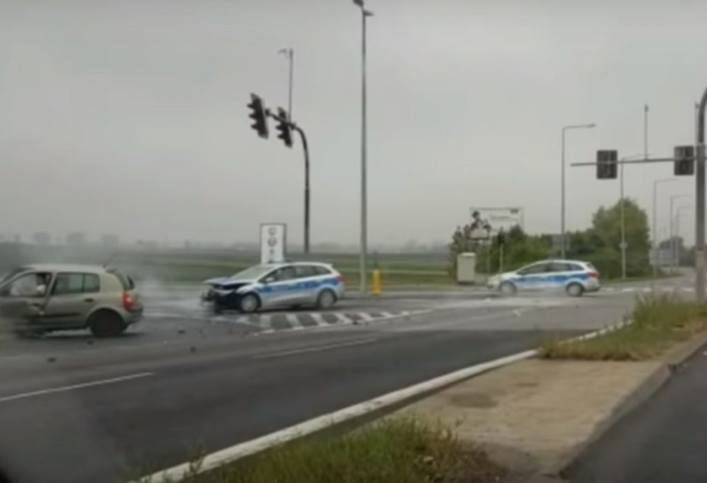 VIDEÓ: Rendőrségi konvojjal ütközött autós Lengyelországban. Ki volt itt a hibás???