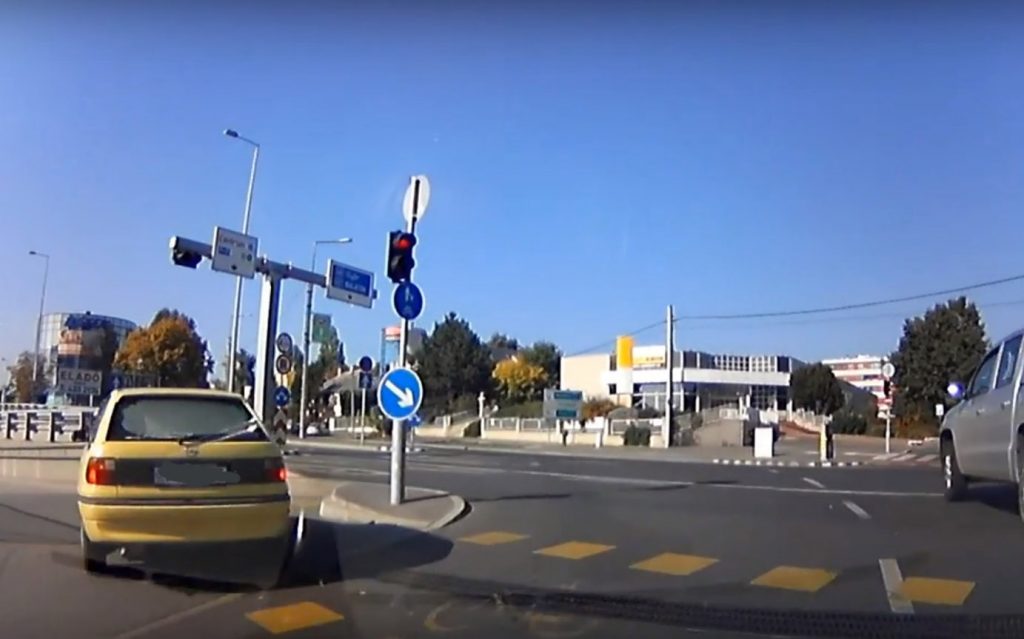 VIDEÓ: Kicsit meglepődött a kocsi vezetője, amikor rájött, valójában az M1-M7 alatti aluljáróba tart a bicikliúton