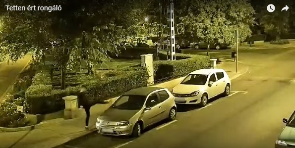 Videó – 31 szabályosan parkoló autó visszapillantó tükrét rúgta le a 19 éves férfi