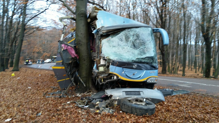 Mátrai buszbaleset: Műszaki hiba miatt csapódhatott fának az utasokkal tömött autóbusz