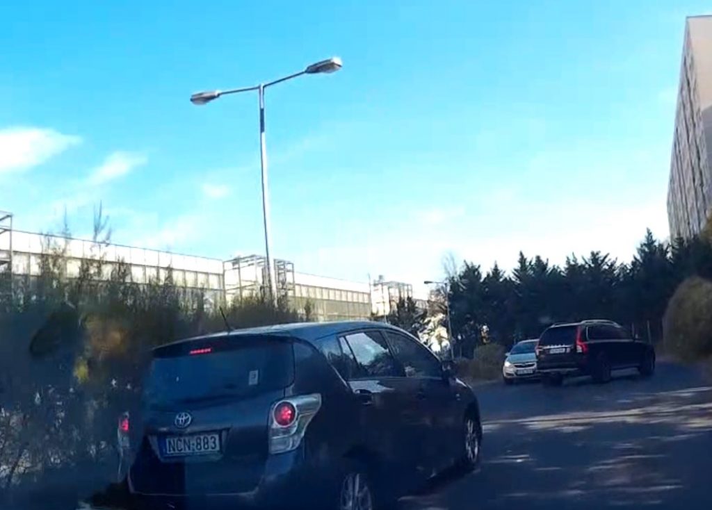 VIDEÓ: Árkád bejáratnál, szemben a forgalommal