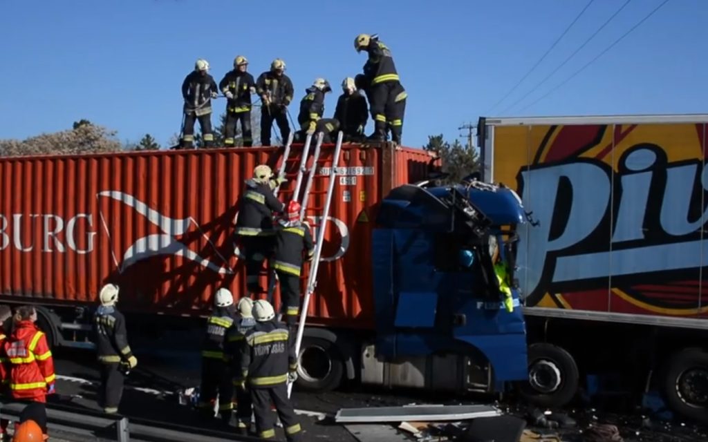 VIDEÓ: Három kamion szenvedett ráfutásos balesetet Budapesten, az M0-ás autóút XXII. kerületi szakaszán.