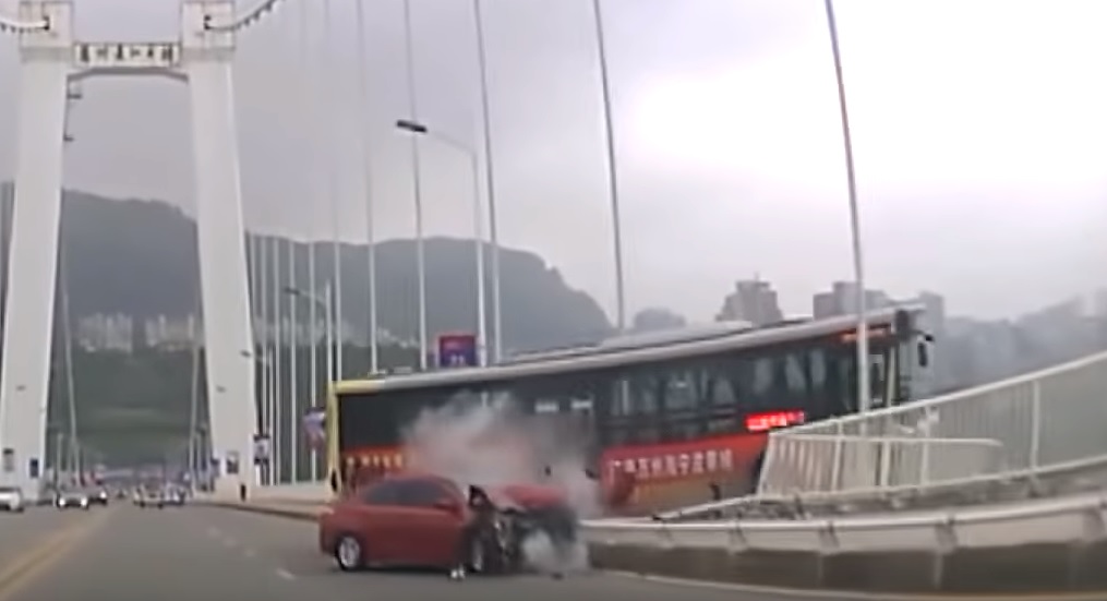 Elképesztő VIDEÓ: Menet közben verekedett a sofőr és az utas. legalább 13 halott