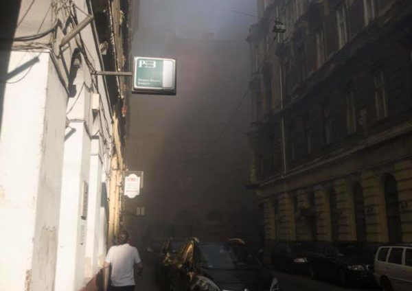 Fotók: Hatalmas tűz van a belvárosban a Nyugati tér környékén. A nagykörutat lezárták