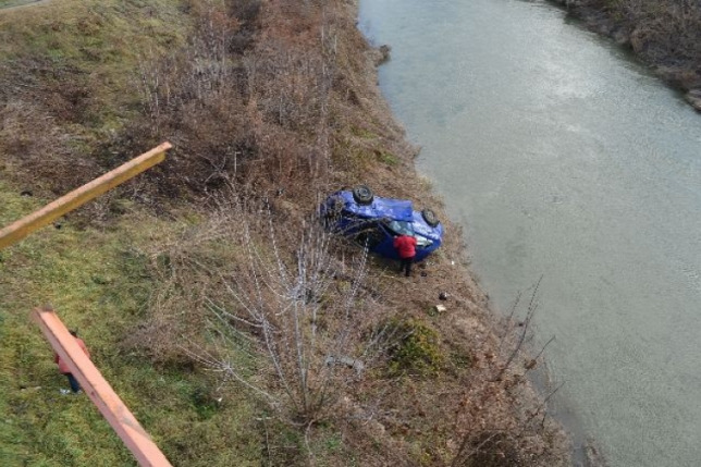 Fotó – Tíz métert zuhant a sofőr a Sió-hídról, csoda, hogy túlélte