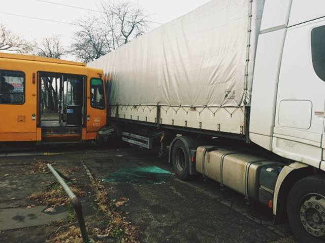 Villamosbaleset Budapesten: kamiont kapott telibe a szerelvény – helyszíni fotók