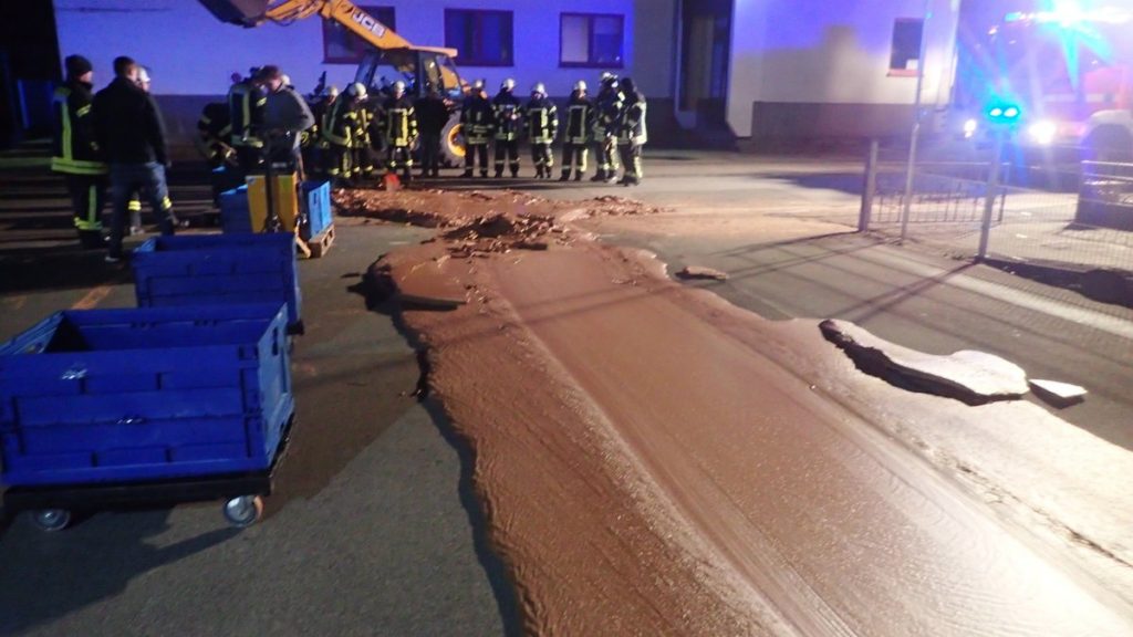Több mint egy tonna csoki folyt ki az útra, 25 tűzoltó kellett az eltakarításához