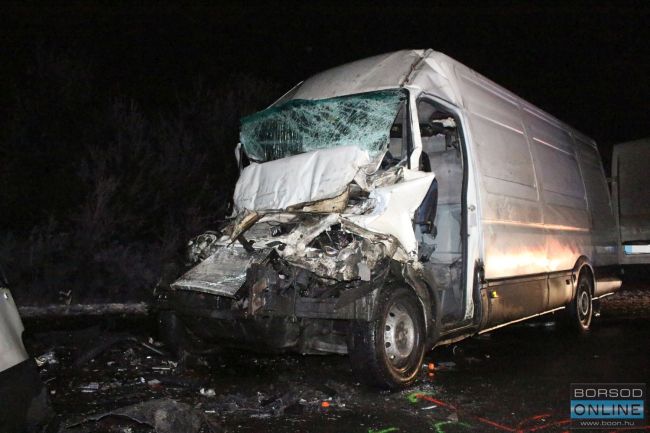 Fotók – Halálos áldozata is van az M3-as autópályán délután történt balesetnek