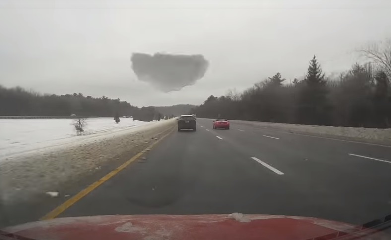 Videó – Ezért kell letakarítani a havat a kocsiról indulás előtt