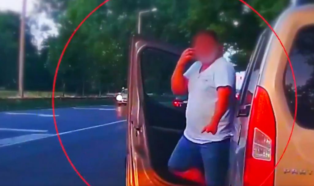VIDEÓ: Megállították a rendőrök, de még akkor is folytatta a telefonálást