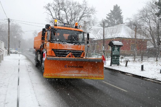 Az Országos Meteorológiai Szolgálat riasztást adott ki az ország jelentős részére intenzív havazás és helyenként hófúvás veszélye miatt