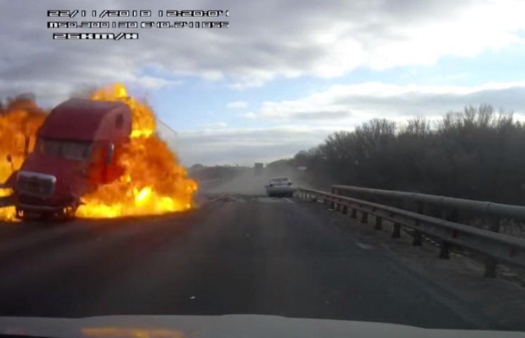 Videó – Azonnal kigyulladt a kamion egy balesetben