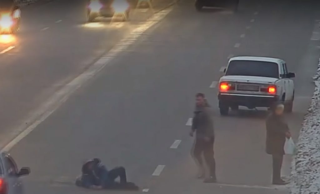 VIDEÓ-Oroszország: Leütötte a szabálytalan gyalogosokat az autós