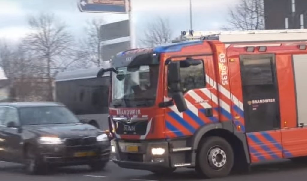 Szirénázva sietett a tűzoltó, egyszerre két autó ment neki, Hollandiában