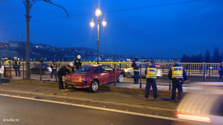Keresztbe fordult egy autó a síneken a Margit hídon