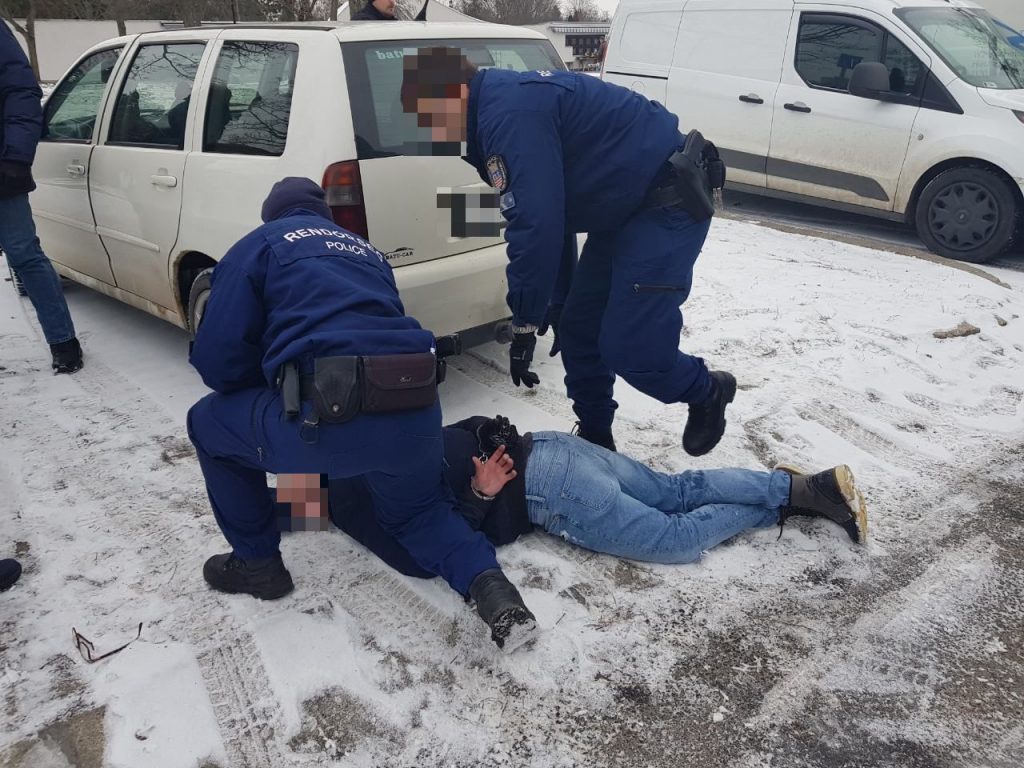 Videó – Temetés közben törte fel a gyászolók kocsiját egy tolvaj