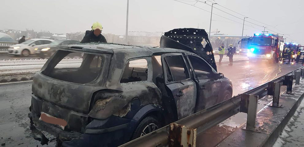 Fotók: Eloltották az autótüzet a Petőfi hídon