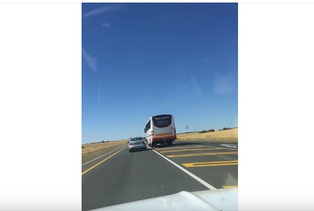 Videó – Vakmerően előzgető buszsofőrt rögzített egy autós fedélzeti kamerája