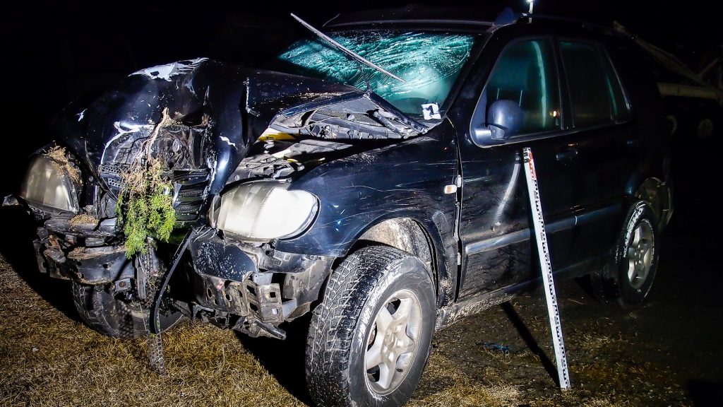 Fotók – Házfalnak csapódott egy autó Csengődön szilveszter éjjelén, a sofőr a helyszínen meghalt