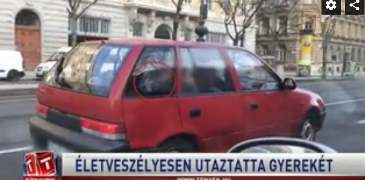 Videó – Biztonsági öv nélkül, az ölében utaztatta egy nő egy gyereket Budapesten