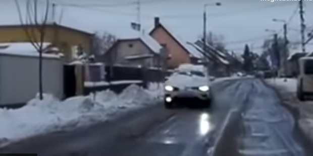 Videó – Instant karma: ezért kell letakarítani a kocsiról a havat, ez lebegjen mindenki szeme előtt
