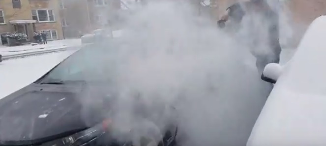 Videó – Ez is egy módja, hogy gyorsan eltűntesd a havat az autódról