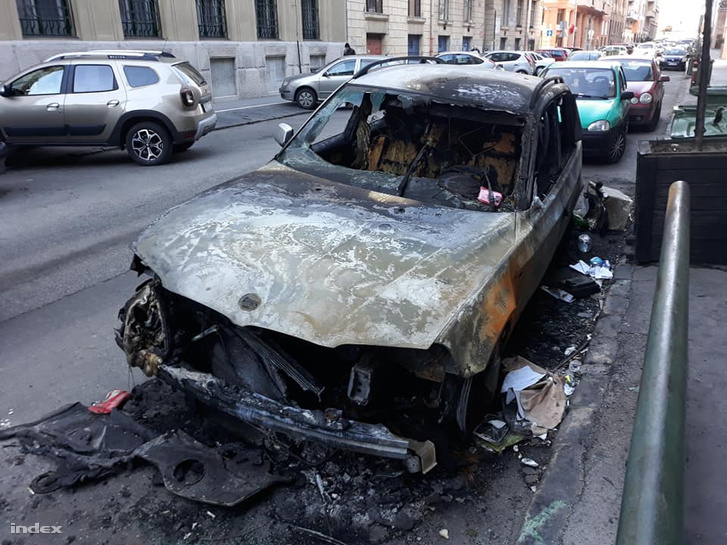 Fotó – Kiégett kocsira pakolt mikuláscsomagot egy buzgó parkolóőr