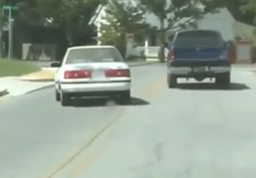 VIDEÓ: Ilyen vontatást még nem láttál. Sofőr nuku.