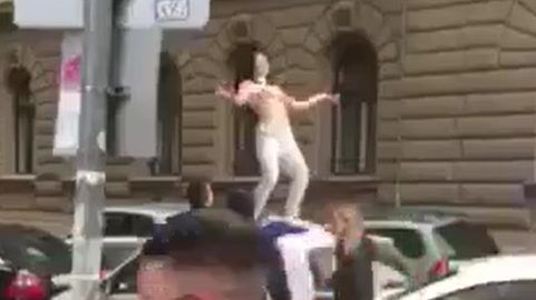 Videó – A meztelen kebleit villogtatta egy kocsi tetején egy nő Budapesten